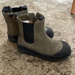 Kids H&M chelsea boots size 11.5 (Eur 29)